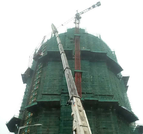 汾西吊车在工地上作业